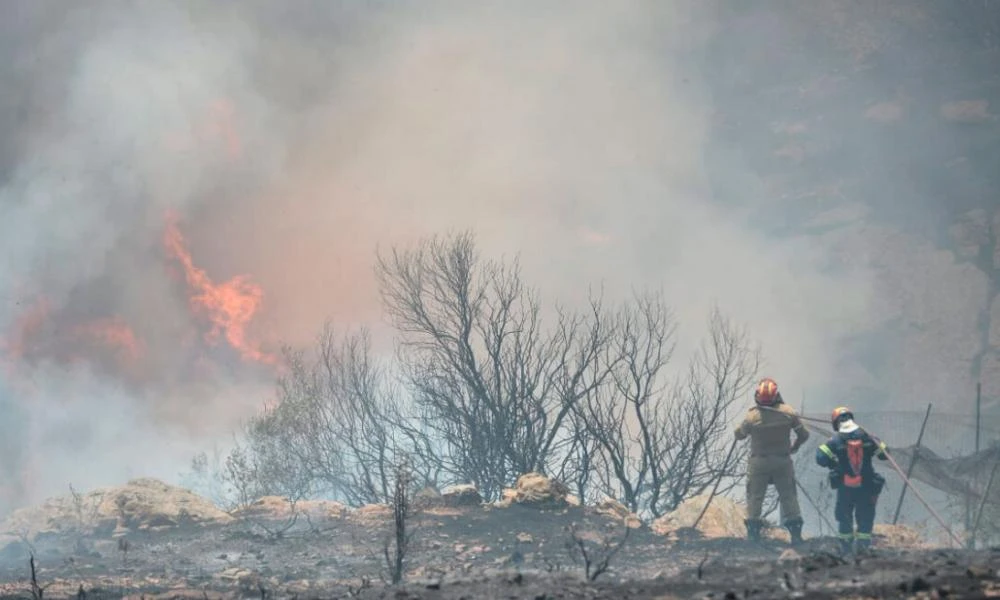 Φωτιά-Κερατέα: Έγιναν 52 απεγκλωβισμοί και δεκάδες εκκενώσεις